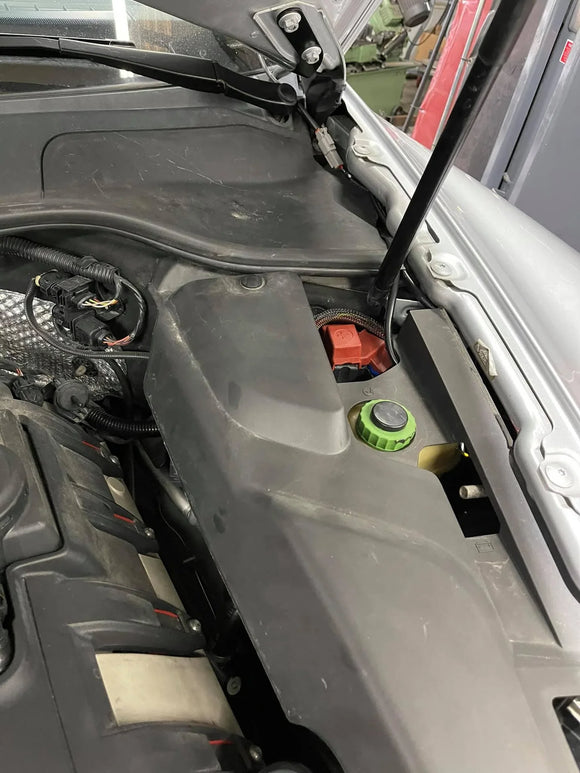 TRIGGER MOUNT BRACKET - CAYENNE/TOUAREG