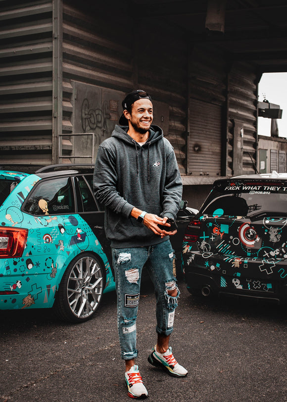 Model wearing pizzabrand 911 RSR hoodie