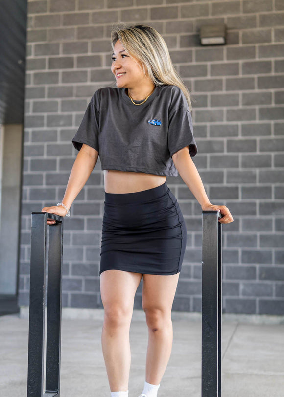Model wearing pizzabrand Audi 80 RS2 Avant cropped tshirt