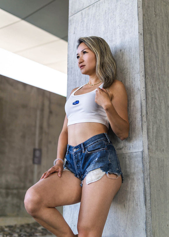 Model wearing pizzabrand Audi 80 RS2 Avant crop top