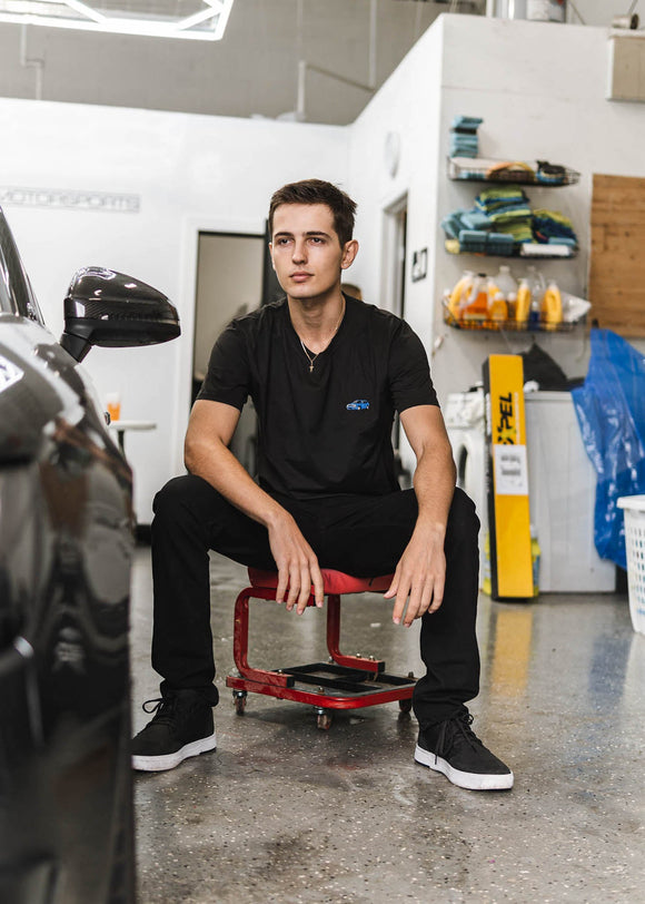 Male model wearing pizzabrand Audi 80 Nogaro Blue Noggy Blue RS2 Avant T-Shirt in black.