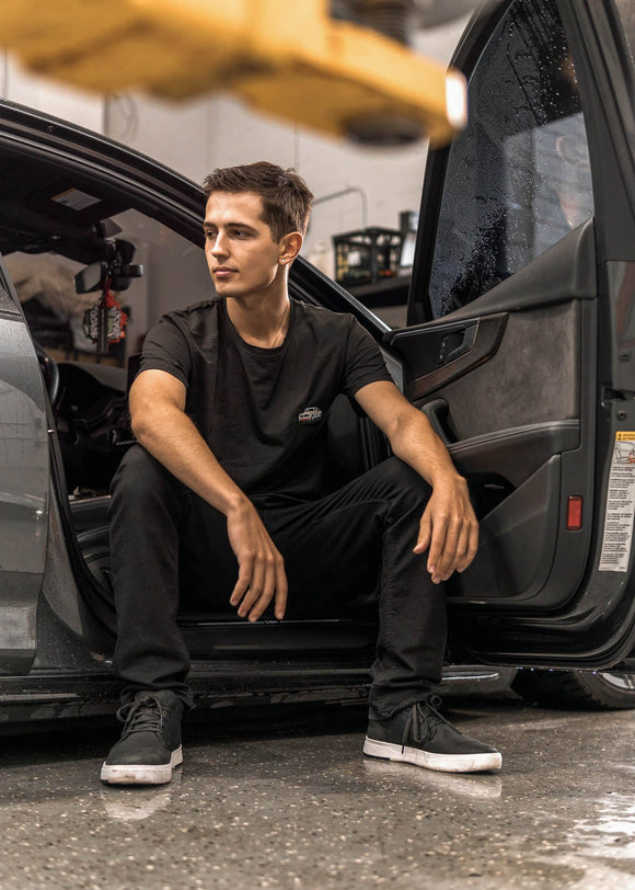 Model wearing pizzabrand white BMW 2002 Turbo t-shirt in black.