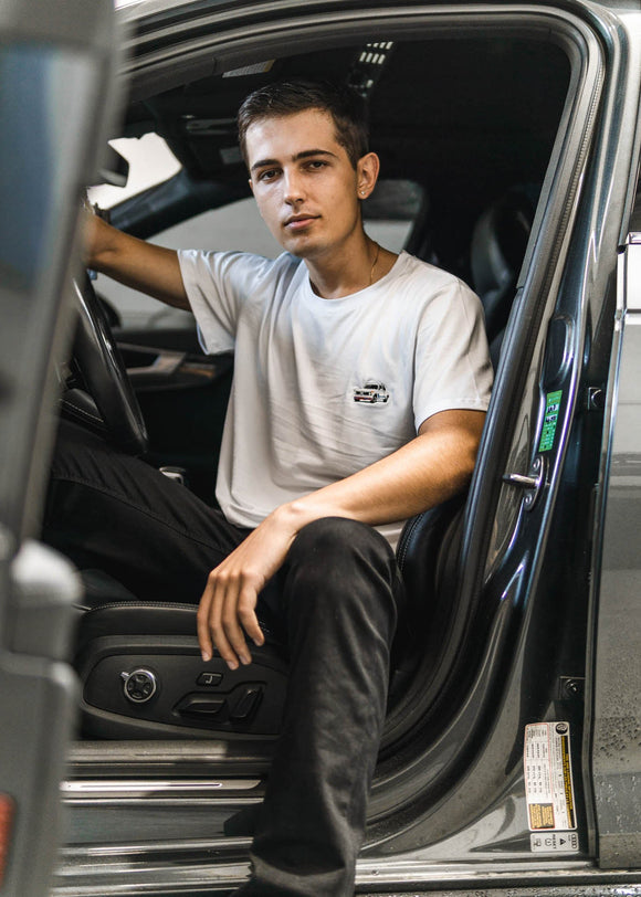 Model wearing pizzabrand white BMW 2002 Turbo t-shirt in white.