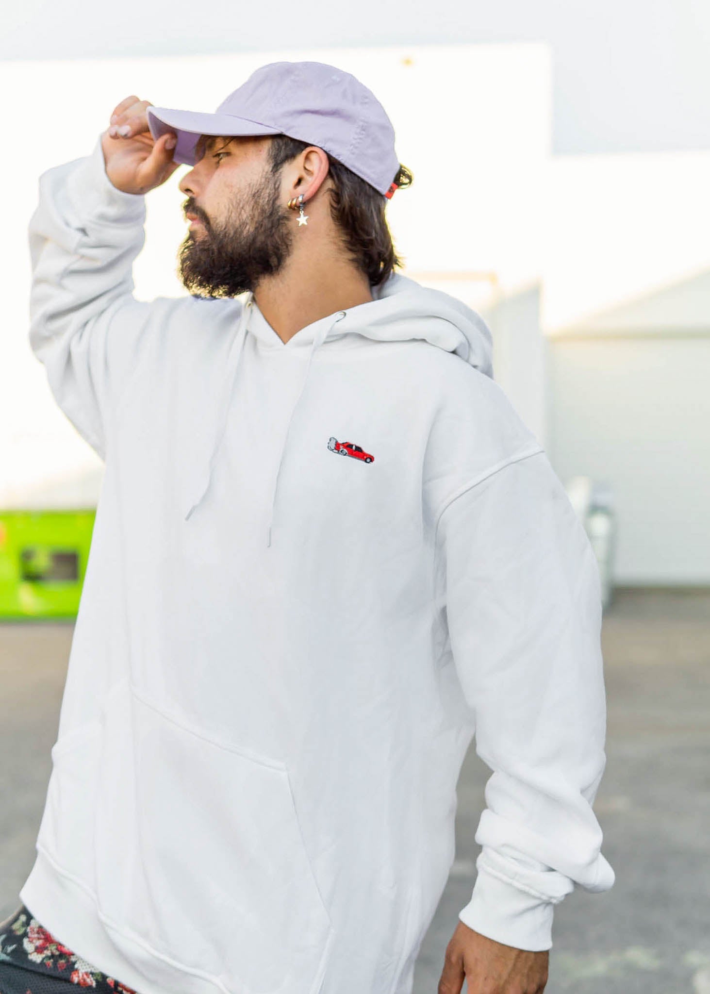 Model wearing pizzabrand BMW E30 M3 hoodie