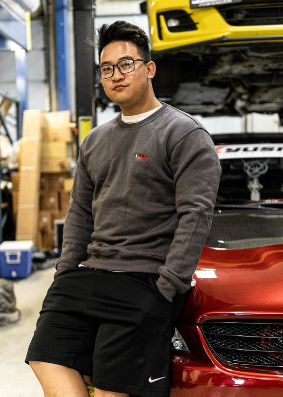 Model wearing pizzabrand BMW E30 M3 crewneck sweater