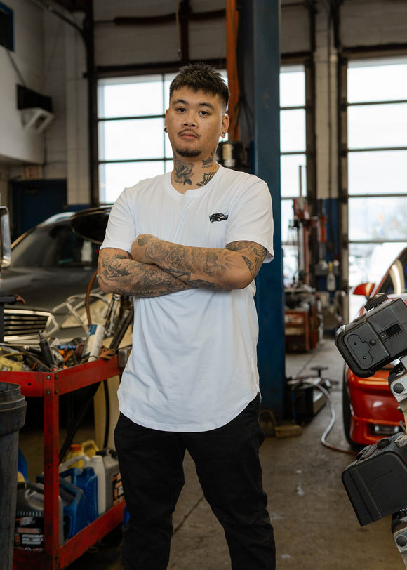 Model wearing pizzabrand black W201 190E Evo II t-shirt in white.