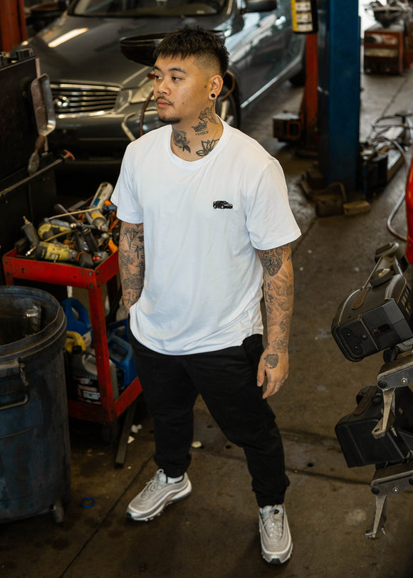 Model wearing pizzabrand black W201 190E Evo II t-shirt in white.