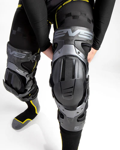 EVS Axis Pro Knee Brace Pair Black/Grey - Medium