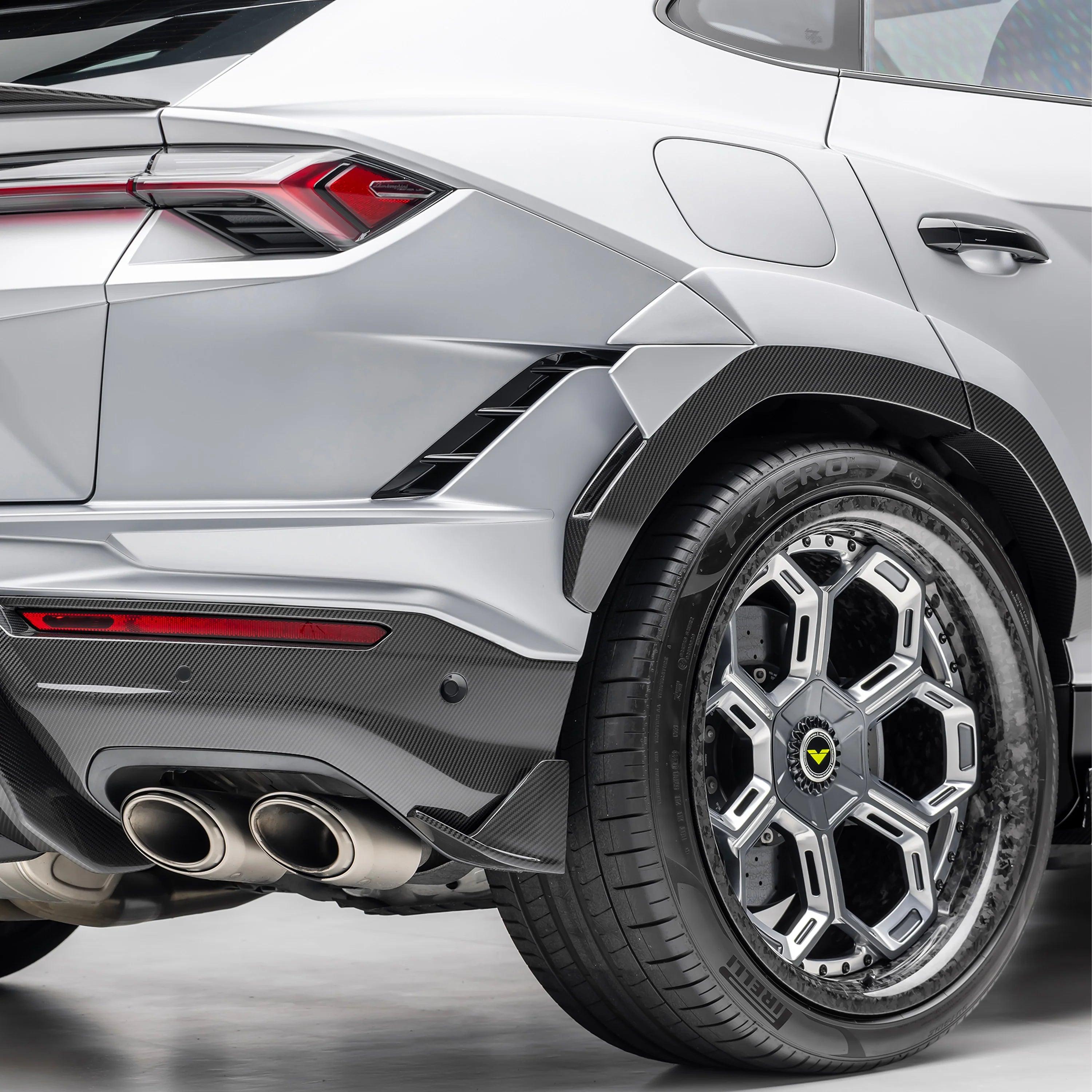 LAMBORGHINI URUS PERFORMANTE EDIZIONE AERO FENDER FLARES (NOT COMPATIBLE IF CANARDS 2027LOV ARE SELECTED)