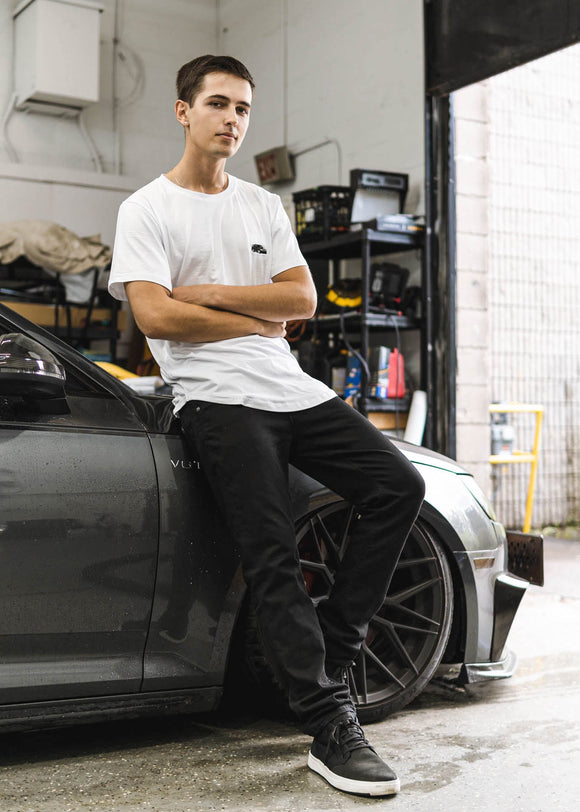 Model wearing pizzabrand black Mercedes-Benz W201 190E Evo II t-shirt in white.
