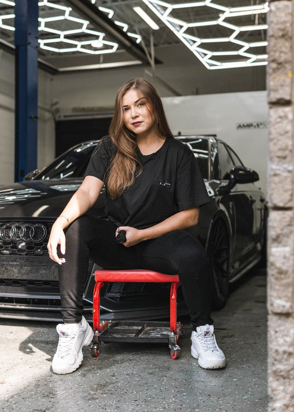 Model wearing pizzabrand black Mercedes-Benz W201 190E Evo II t-shirt in black.