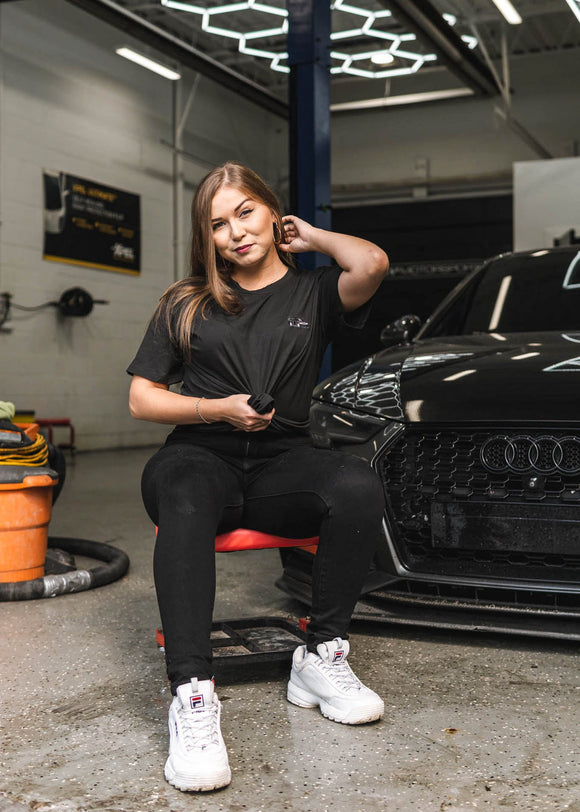 Model wearing pizzabrand black Mercedes-Benz W201 190E Evo II t-shirt in black.