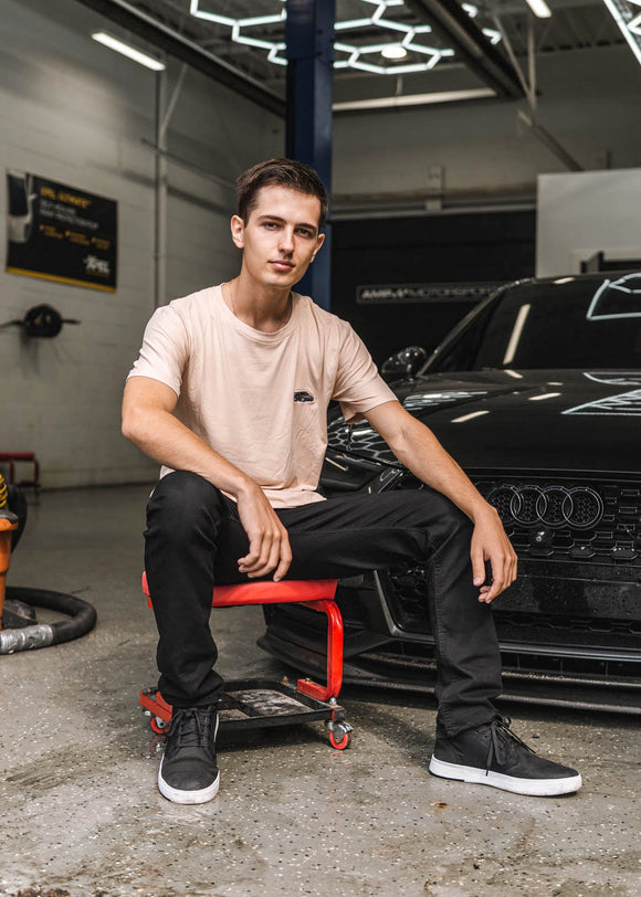 Model wearing pizzabrand black W201 190E Evo II t-shirt in khaki.