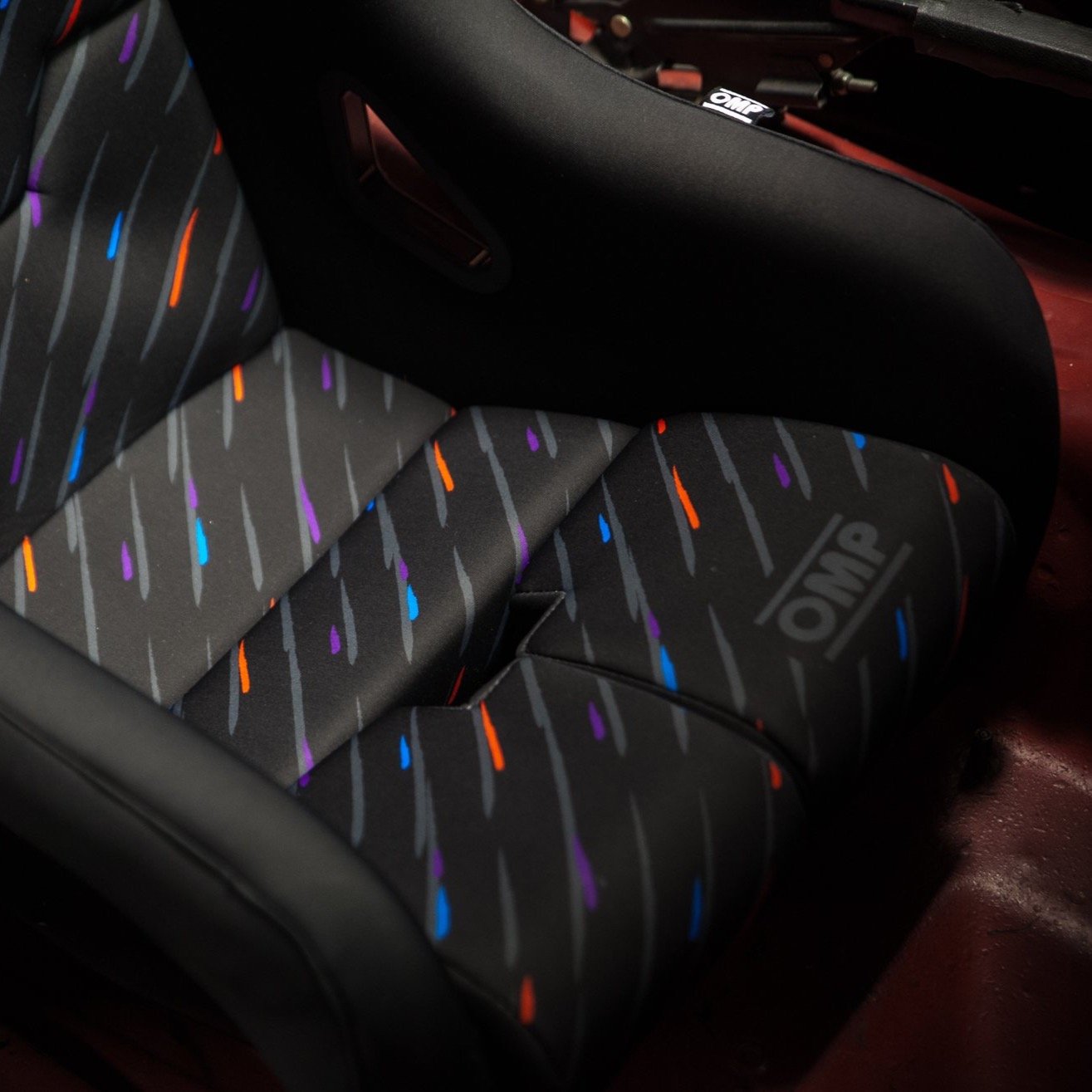 OMP RACING HTE-R CONTAINMENT SEAT WITH M-RAIN PATTERN - 0
