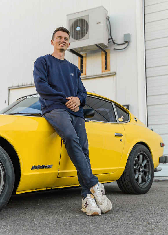 Model wearing pizzabrand Porsche 911 Carrera RSR crewneck sweater
