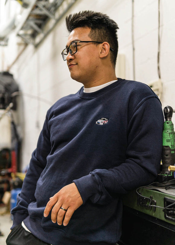 Model wearing pizzabrand Porsche 911 Carrera RSR crewneck sweater