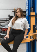 Model wearing pizzabrand Martini Porsche 911 Carrera RSR cropped t-shirt in white.