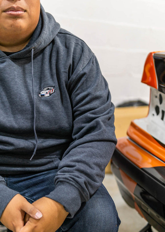 Model wearing pizzabrand Porsche 911 Carrera RSR hoodie