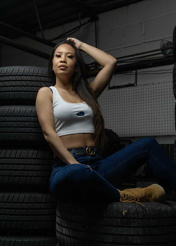 Model wearing pizzabrand RS2 Avant crop top