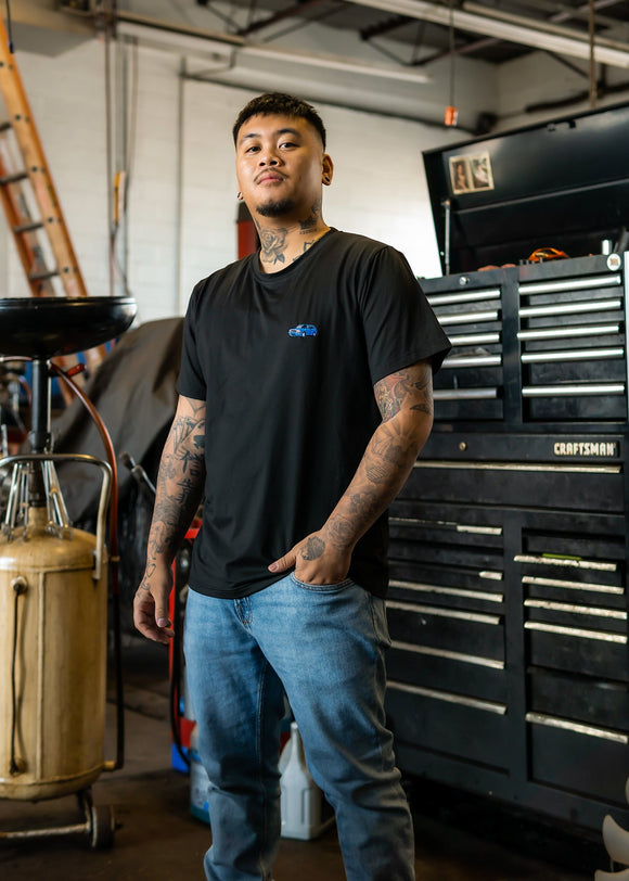 Male model wearing pizzabrand Nogaro Blue Noggy Blue RS2 Avant T-Shirt in black.