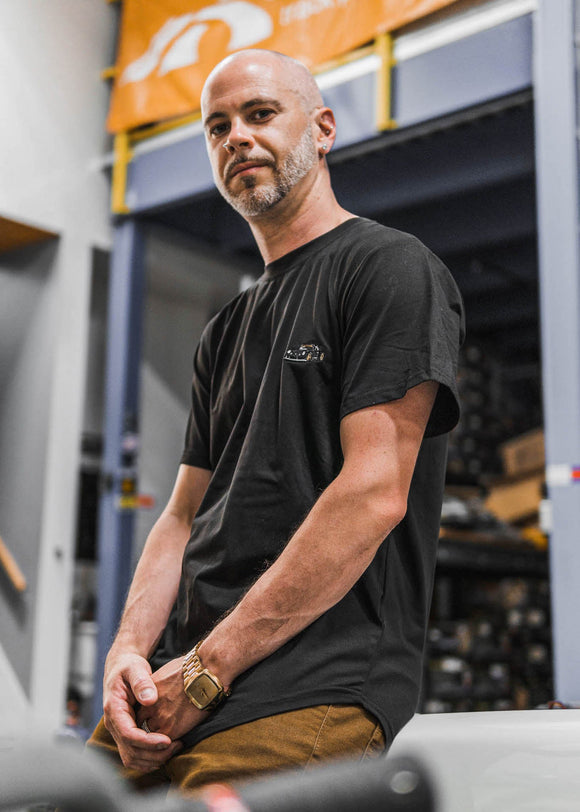 Model wearing pizzabrand RWB Porsche 930 911 Turbo T-shirt in black