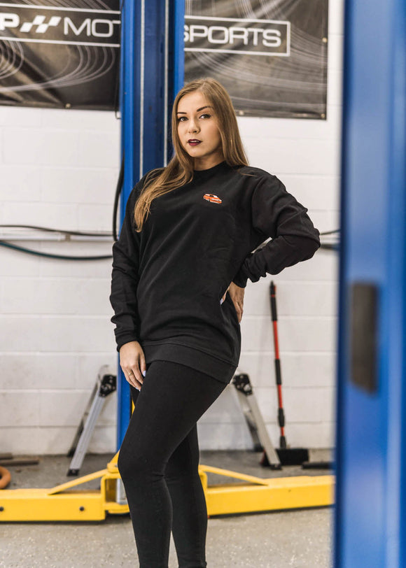Model wearing pizzabrand red Volvo 850R in black.