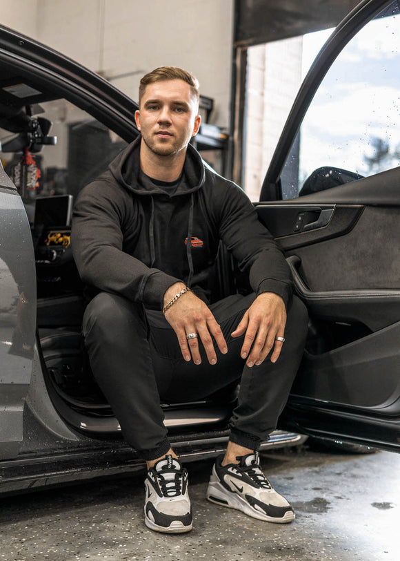 Model wearing pizzabrand red Volvo 850R hoodie in black.