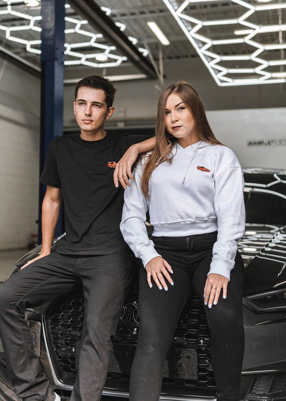 Model wearing pizzabrand red Volvo 850R t-shirt in black.