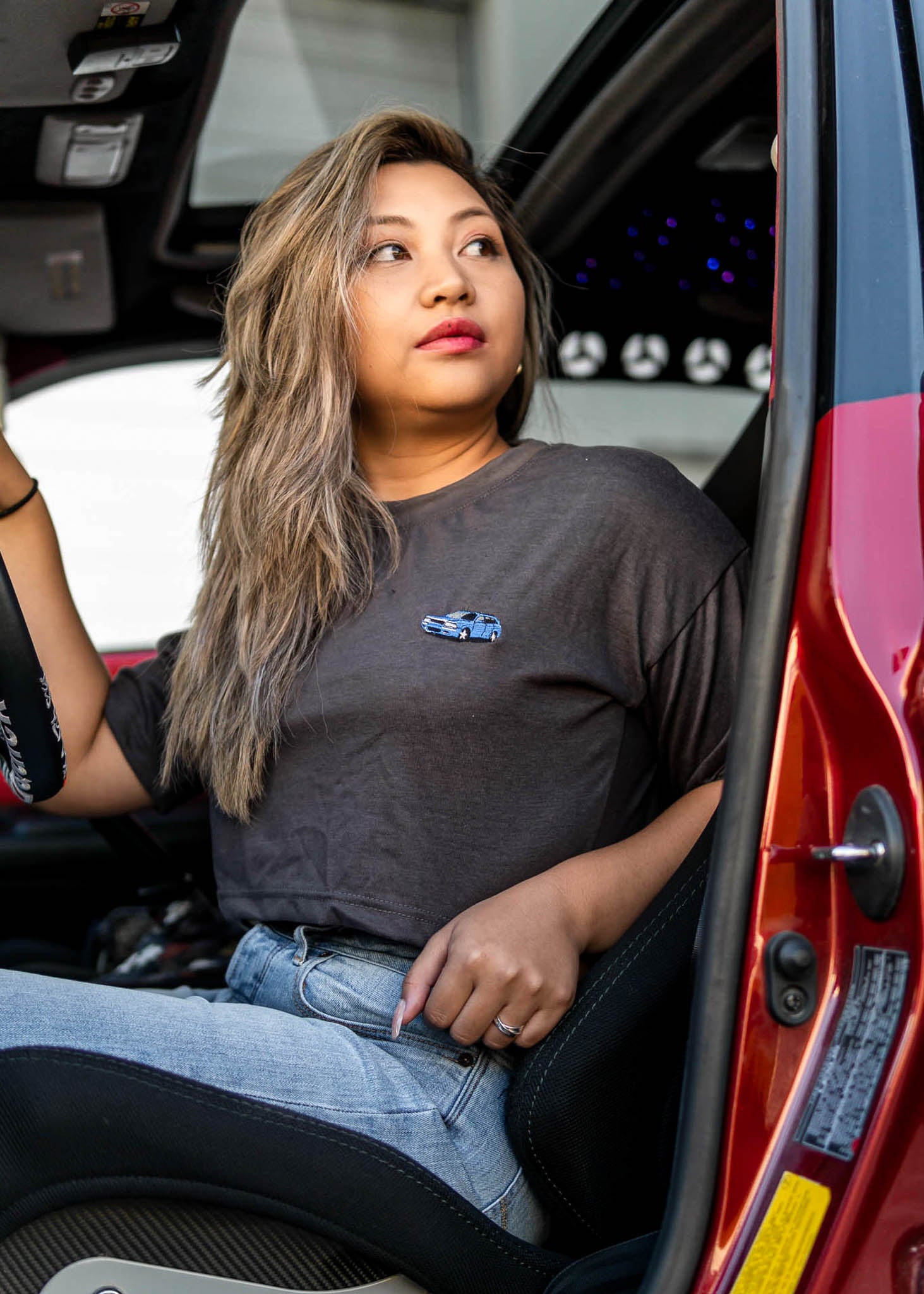 Model wearing pizzabrand Audi 80 RS2 Avant cropped tshirt