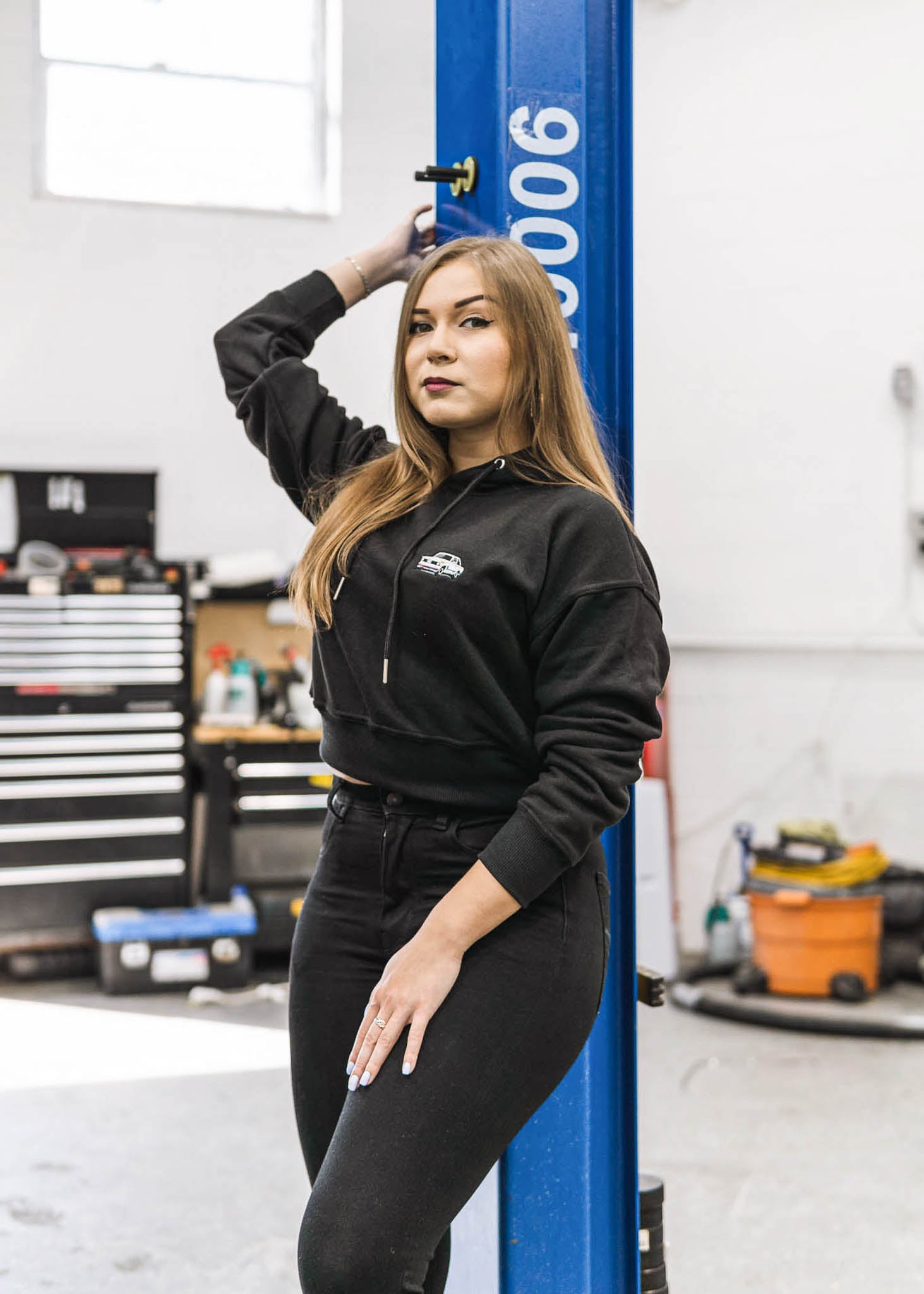 Model wearing pizzabrand white BMW 2002 Turbo cropped hoodie in black.
